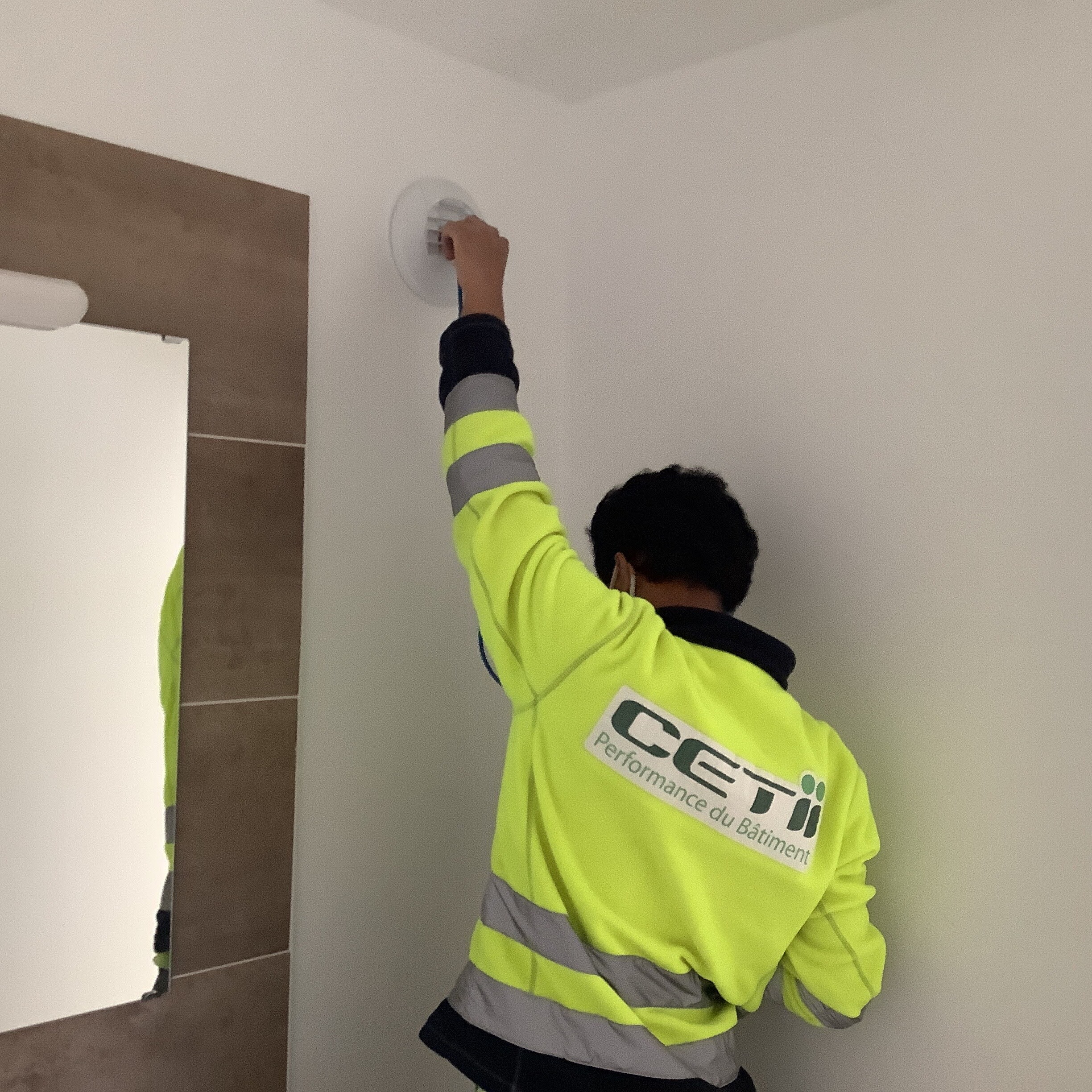 controle d’un système de ventilation Test d’étanchéité à l’air RE2020 d’un bâtiment réalisé par CETII