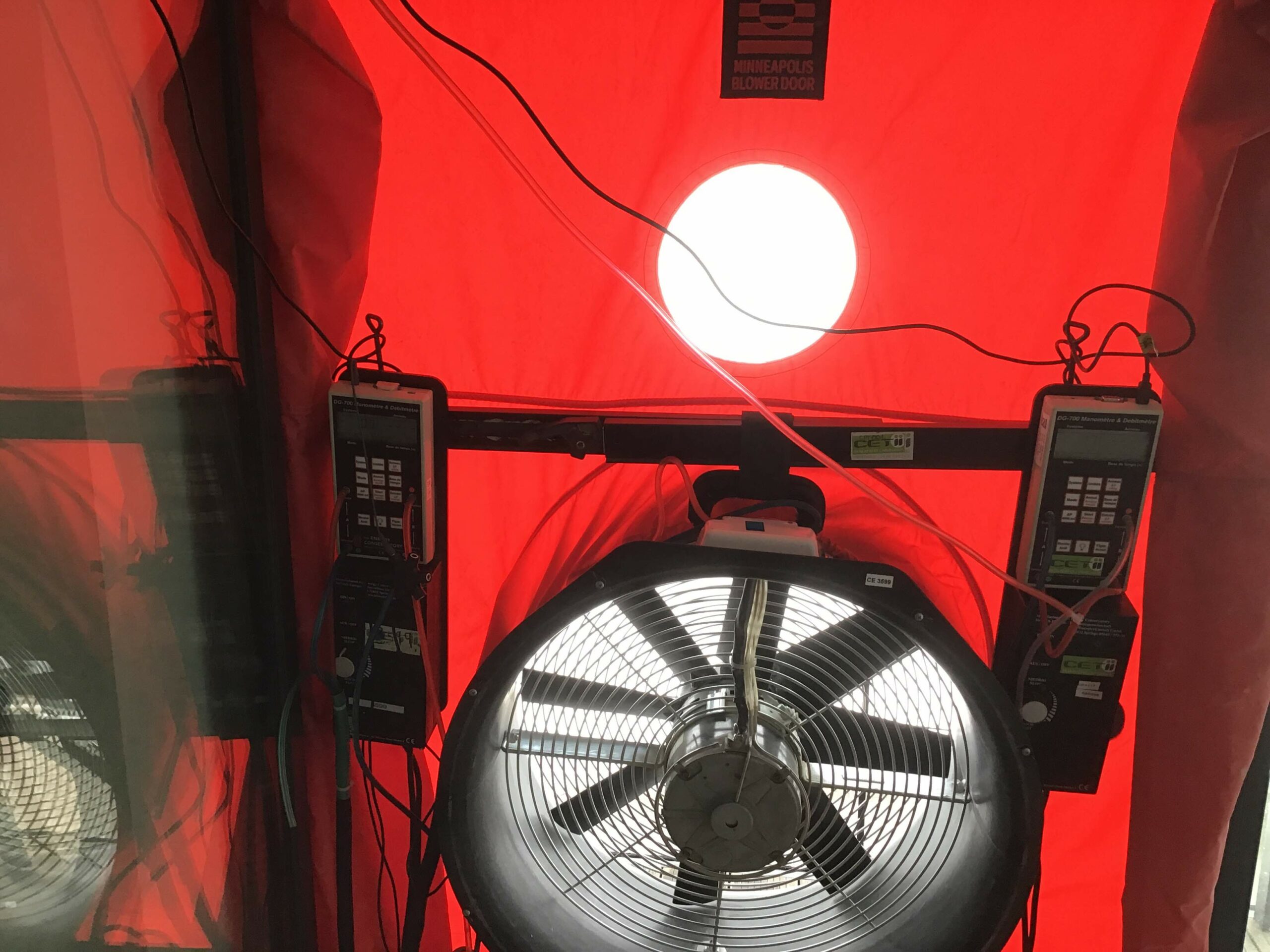 Test d’étanchéité à l’air RE2020 d’un bâtiment réalisé par CETII